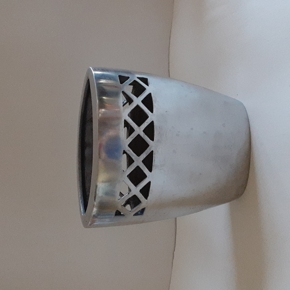 Aluminum Vase Open Lattice Design. For size see pictures. - Picture 1 of 7